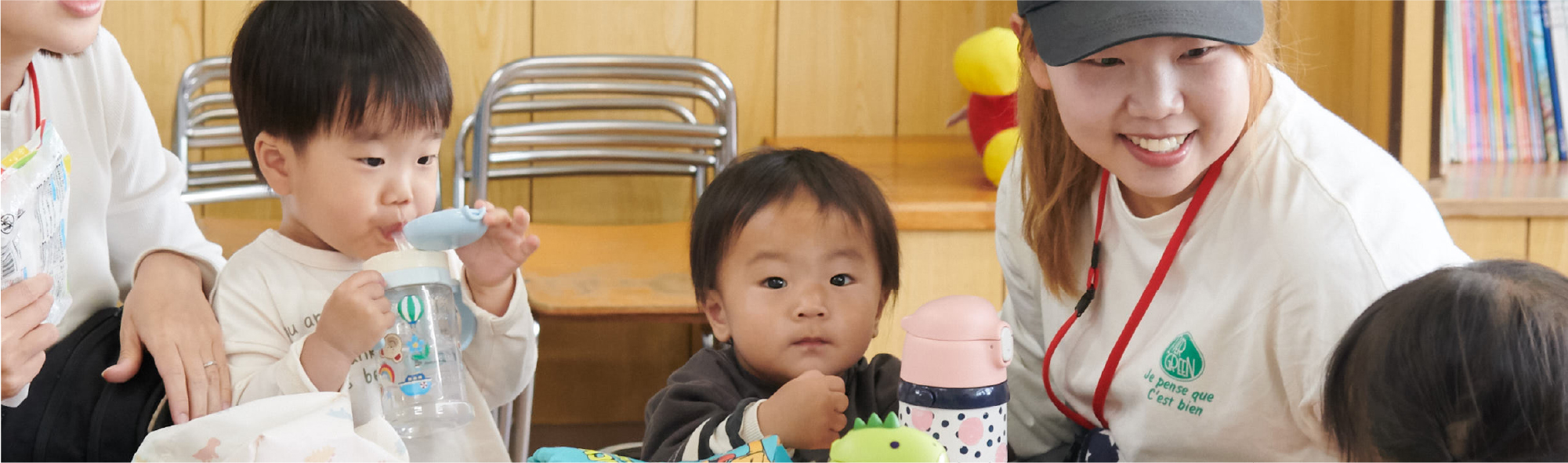 保護者と一緒に、水筒で水分補給をする未就園児