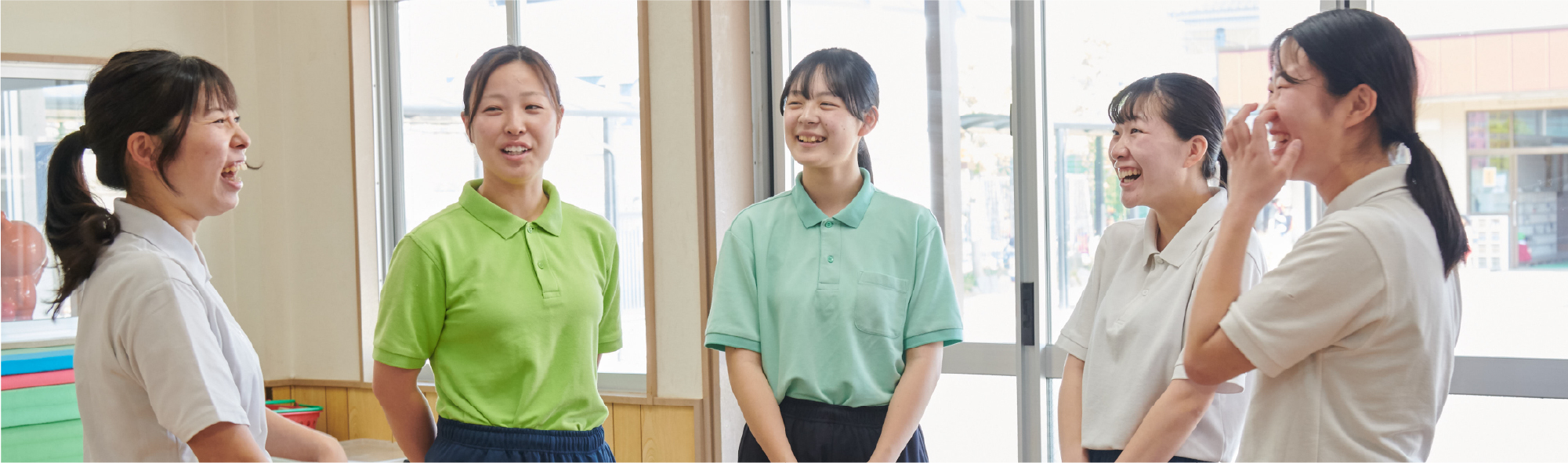並んで話す5人の先生