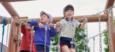 遊具の吊り橋で元気に遊ぶ園児たち