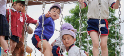 チェーンの遊具で元気に遊ぶ園児たち